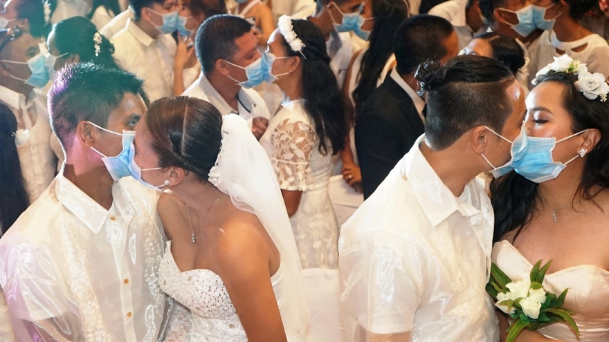 200 cặp đôi Peru tổ chức hôn lễ tập thể giữa đại dịch Covid-19